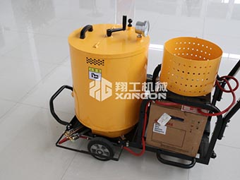 瀝青灌縫機廠家迎合路面養(yǎng)護需求，適應(yīng)市場變化