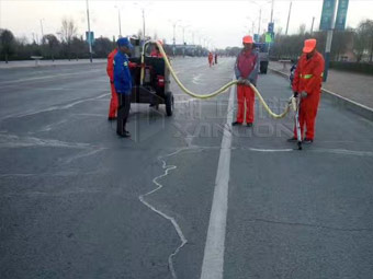強(qiáng)化春季公路養(yǎng)護(hù)，保證道路通暢
