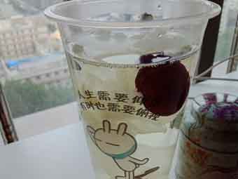 炎炎夏日到來(lái)，一杯銀耳紅棗美如詩(shī)！